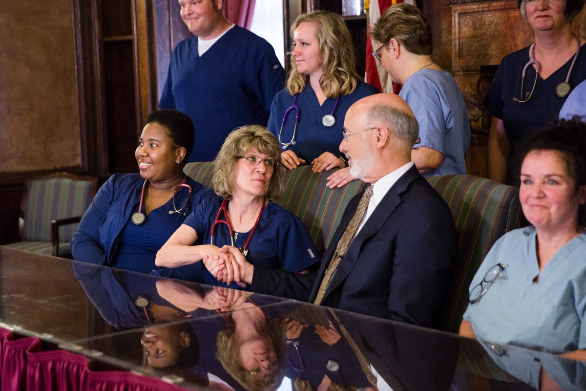 Image of Governor Tom Wolf shaking hands with a nurse.