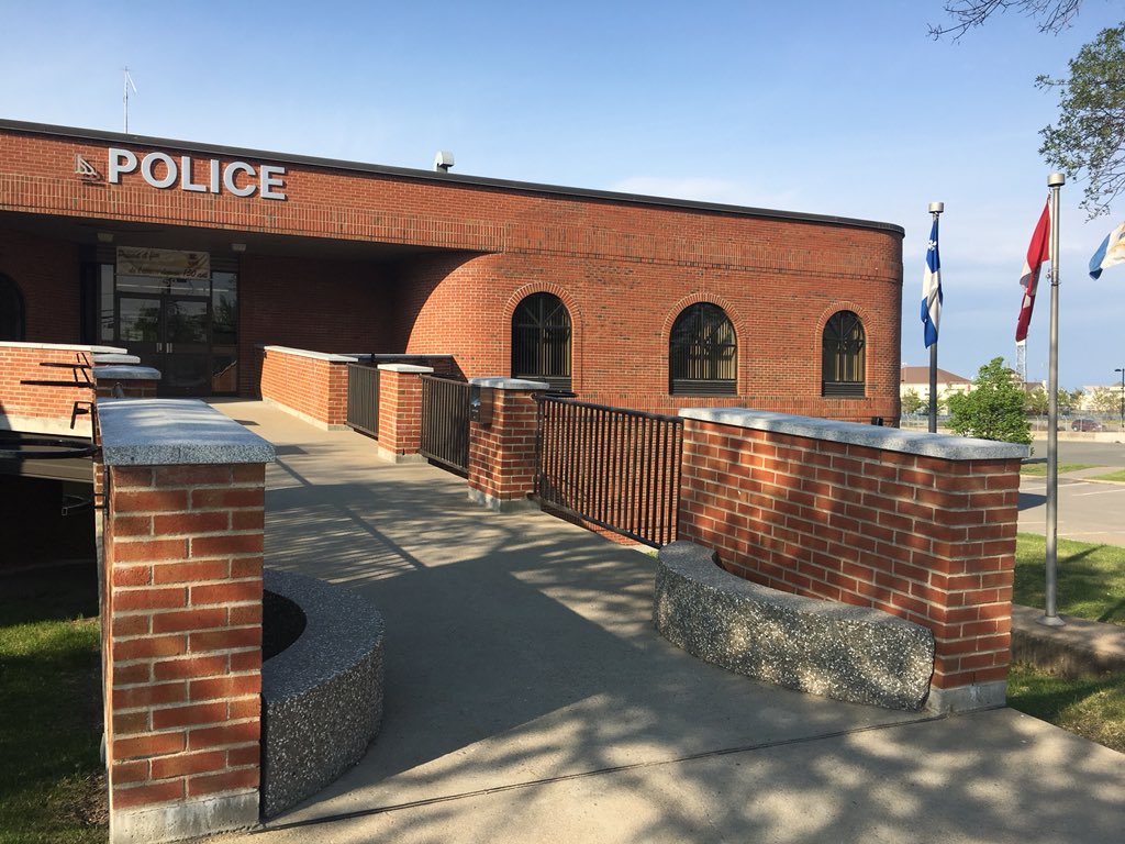 Selon le syndicat des policiers, Marc-André St-Amant et Barbara Provencher sont soulagés d’être blanchis par le commissaire en déontologie. Ils souhaitent être réintégrés au sein du corps de police municipal #rcma