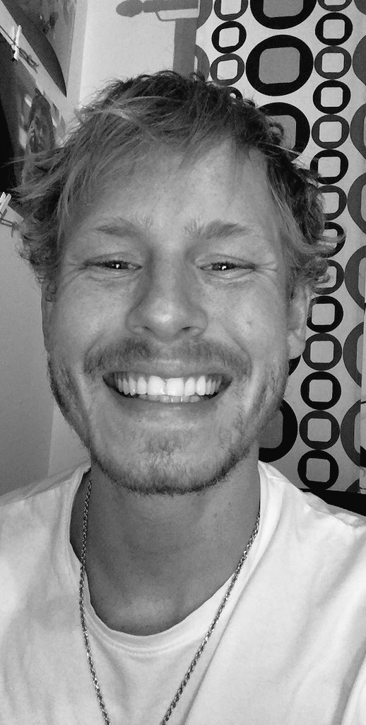 Teeqo's tweet image. If you have a dog or know someone that does please send me pictures :D 

I WANNA LOOK AT YOUR DOGS RIGHT NOW