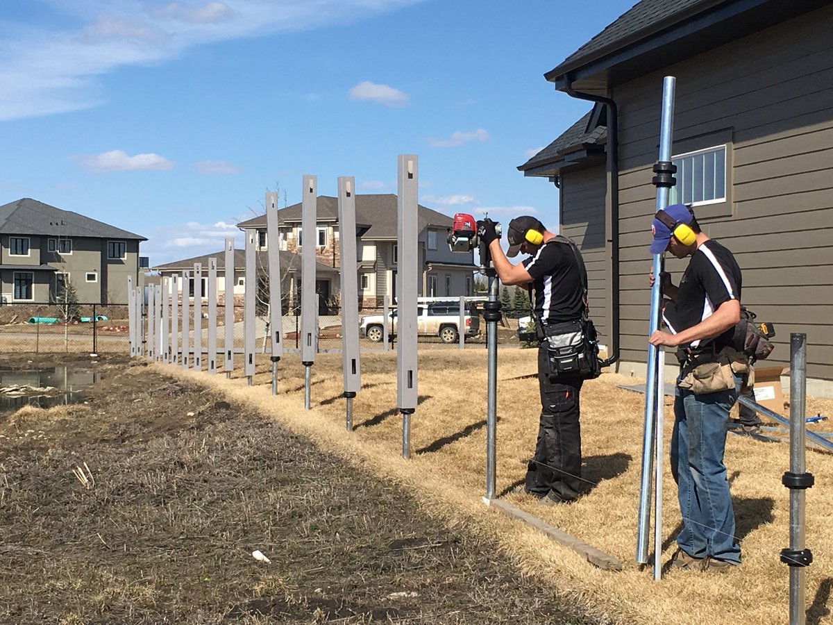 StraightN_Level's tweet photo. Pounding a 10’ gate post then sliding on the vinyl. #VinylFence #VinylFenceInstallation #straightnlevel https://t.co/QM8VxWUwiZ