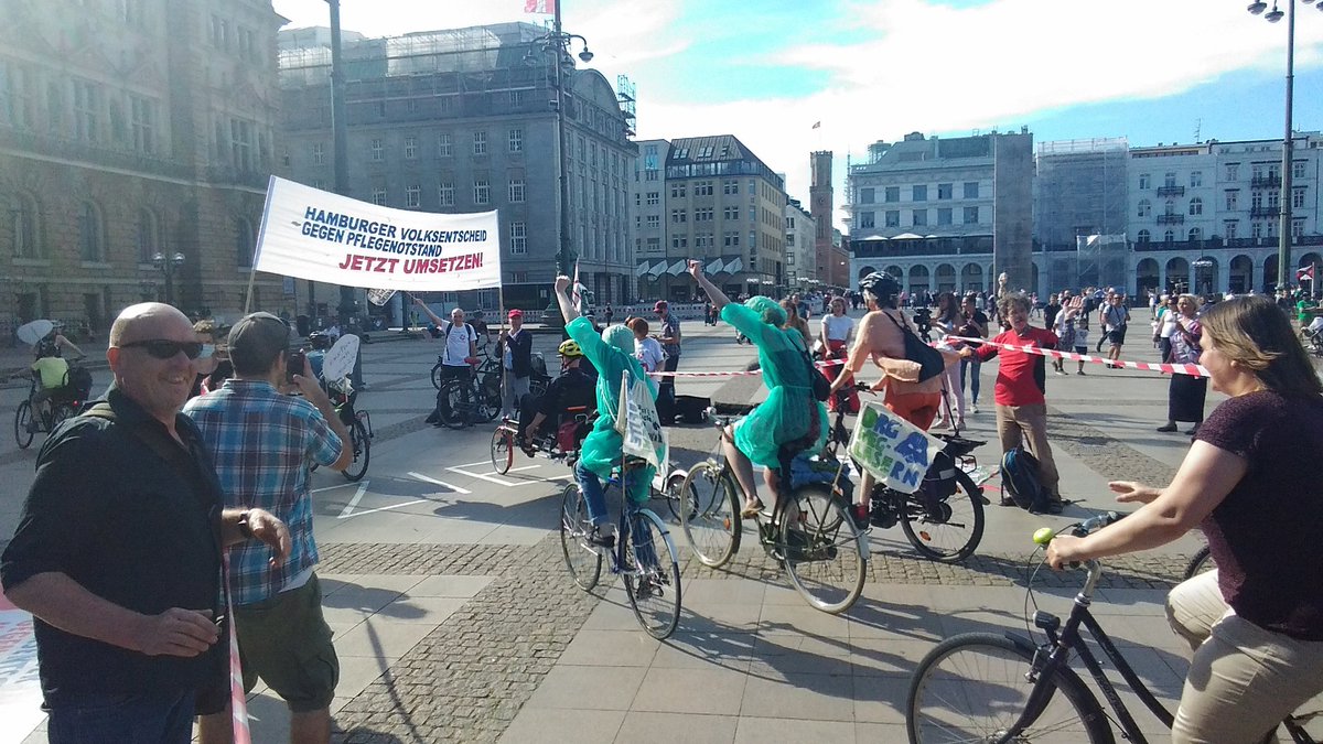 HH_Pflegenot's tweet photo. Zieleinfahrt am Hamburger Rathaus 😷✊#Pflegenotstand #Pflege #umsetzenstattunterdrücken #wehavecontrol https://t.co/VzVe3Mu7iE