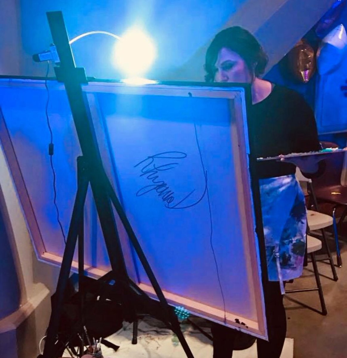 AmberRhyanne's tweet photo. #liveeventpainter #liveweddingpainter #NewYorkCity #nycartist #LosAngeles #MiamiBeach #California #nude #Picasso #artgallery #art #artist #Passion #purpose #gold #TheEllenShow #LeonardoDiCaprio #kennychesney #EllenDeGeneres https://t.co/57DWl4swxC