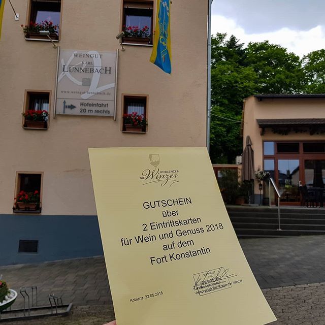Am Samstag und/oder Sonntag geht's für @talisien_hobbyfotografie, den Gewinner des 3. #RheinstaWalk zu Wein und Genuss zum Fort Großfürst #ProKonstantin.
Stellvertretend für Die #KoblenzerWinzer hat uns @weingut_karl_lunnebach einen Gutschein überreicht. Es gibt zum Wein lec…