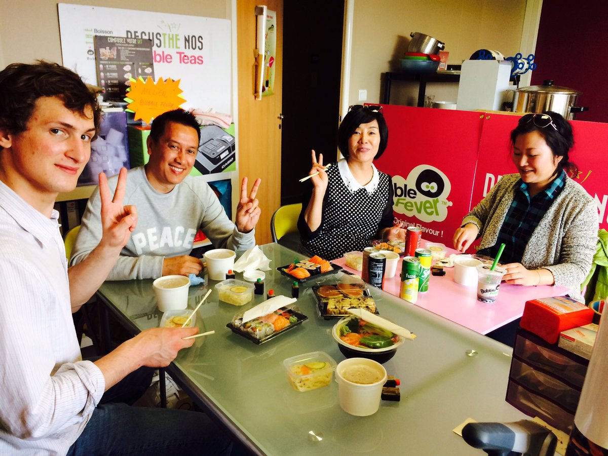 bubble_fever's tweet photo. Journée formation intense pour nos nouveaux ambassadeurs professionnels de la restauration ! Au taquet pour lancer leur activité #bubbletea #partagedeconnaissances #bubblefever #formation #professional #bubblelovers #passion #boba #bobatea #latte #taro #matcha #sesame https://t.co/9V3tBX6BHE