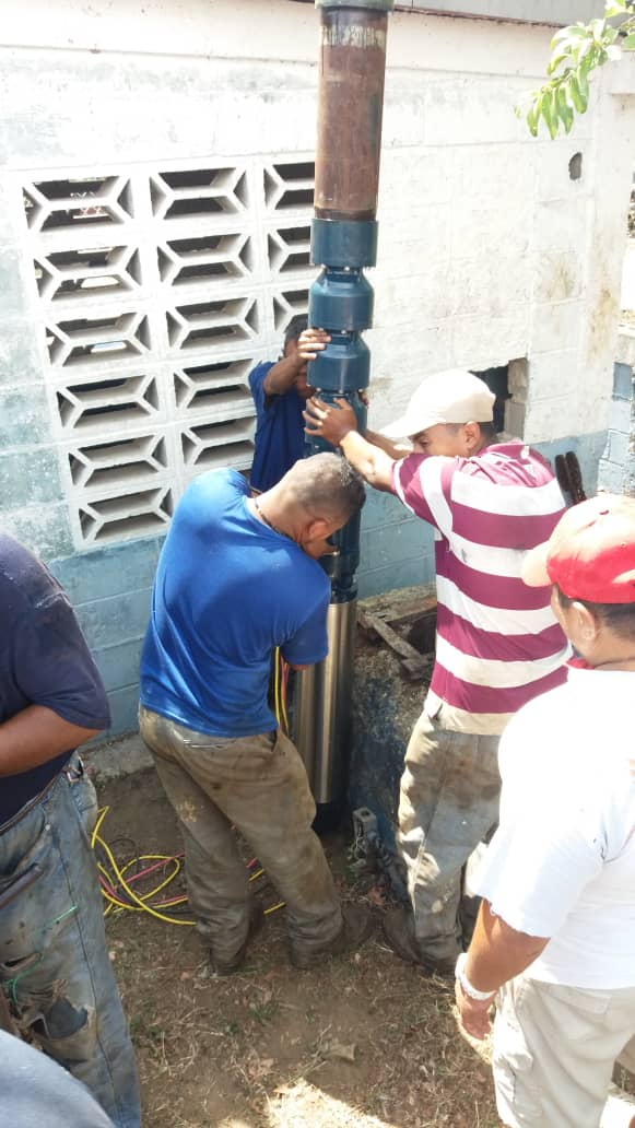 miguel10burgos's tweet photo. AGUA para 12 de Marzo. Comunidad abandonada con este gran problema y aquí estamos luego de una ardua lucha reactivando el pozo que surtira del vital líquido a toda esta comunidad @rafaellacava10 @NicolasMaduro #DialogoPazYProsperidad https://t.co/s3iq6xhRNG