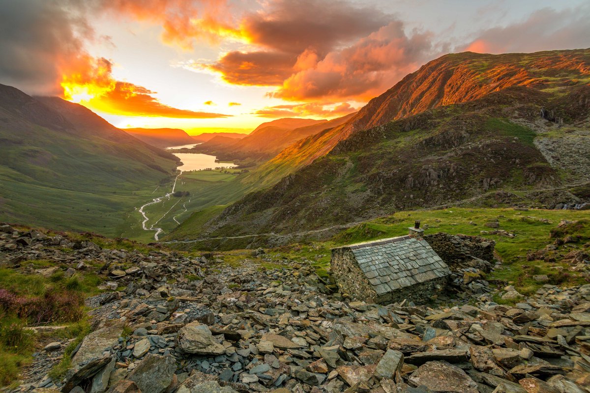 FallowsKieran's tweet photo. Nestled into the hillside and difficult to find if you don't know where to look, Warnscale #Bothy offers a great nights sleep with some of the best views you can go to sleep with. #LakeDistrict #sunset #theplacetovisit @ChooseCumbria https://t.co/u5hUdUopP1
