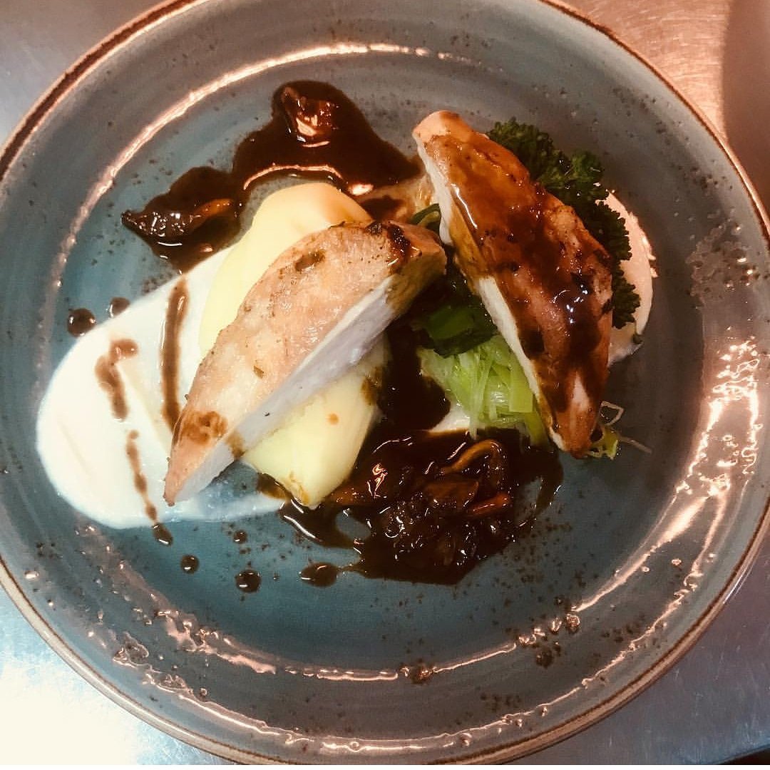 thewine_cellar's tweet photo. Tarragon chicken breast, truffle creamed potato, braised leeks, broccoli and wild mushroom jus not looking half bad tonight... #norwich #norwichfood https://t.co/TdENmP3tHm