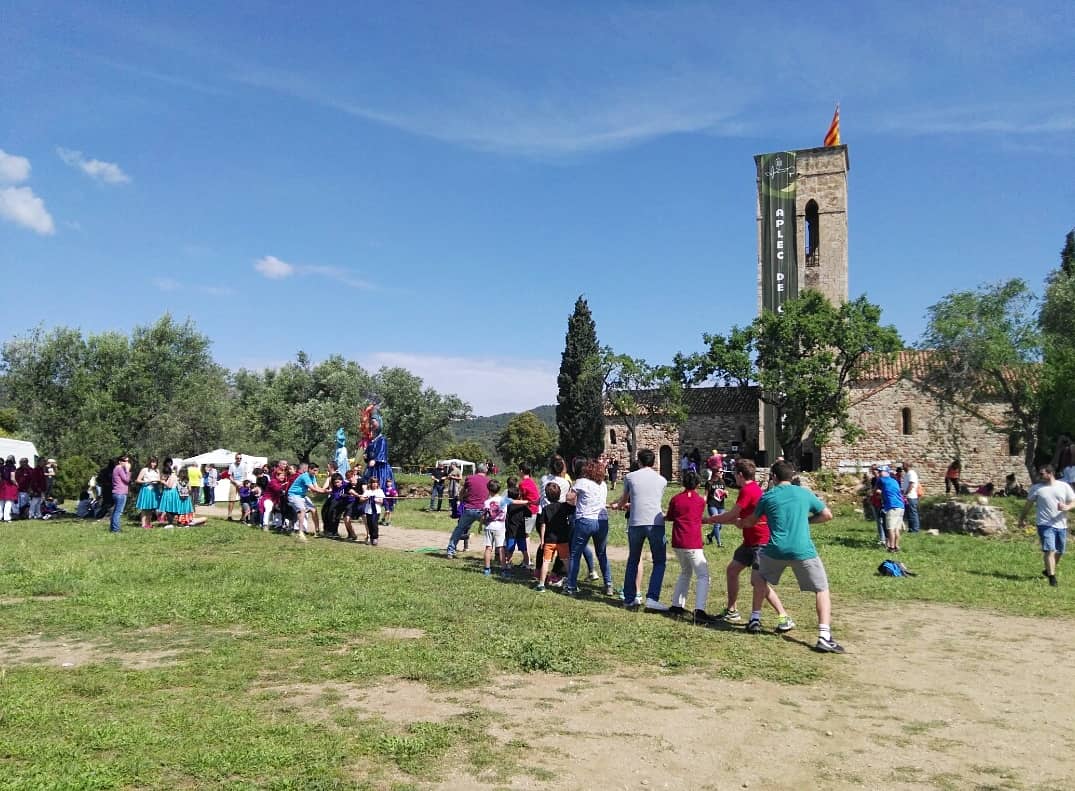 esplaixiribec's tweet photo. Diumenge d'Aplec a Castellar Vell, entre sol i pluja, jocs de cucanya, castellers, ball de bastons, ball de gitanes, fent poble.

#aplec #castellarvell #sentintnospoble #fentgrup #colòniesiesplaixiribec #esplaixiribec #somesplai https://t.co/v0VwzGeBvR