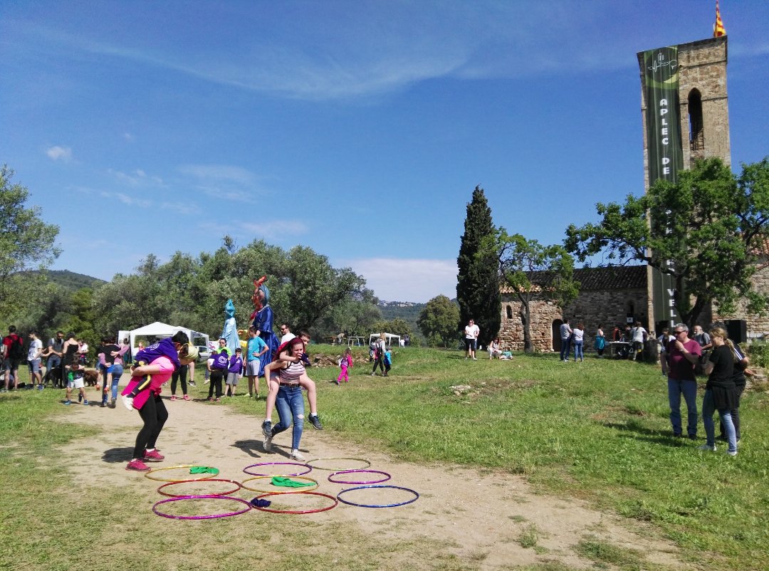 esplaixiribec's tweet photo. Diumenge d'Aplec a Castellar Vell, entre sol i pluja, jocs de cucanya, castellers, ball de bastons, ball de gitanes, fent poble.

#aplec #castellarvell #sentintnospoble #fentgrup #colòniesiesplaixiribec #esplaixiribec #somesplai https://t.co/v0VwzGeBvR