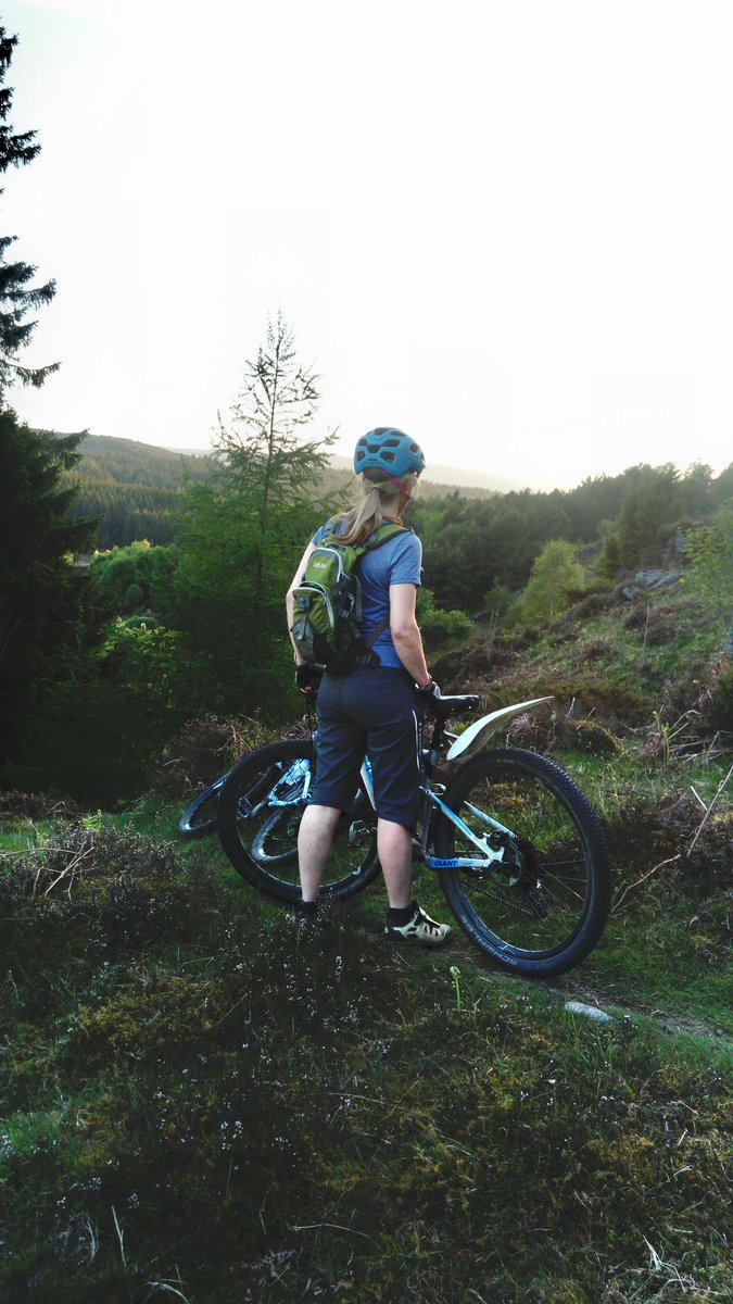 KiwiGrant21's tweet photo. Nice wee ride tonight. #drytrails #mtbchicks #girlswhoride #sunnyscotland https://t.co/YfZFQ2LUh3