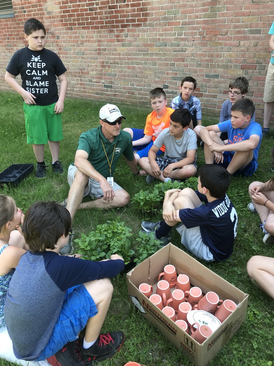 MrsMontemurro's tweet photo. Annuals? Perennials? Dahlia tubers? Expert landscaper Giles Vaughn & Walking Project sponsor provides tips for the beginning gardener๐บ #YardApes @SnisWalking https://t.co/de66ugyDAw