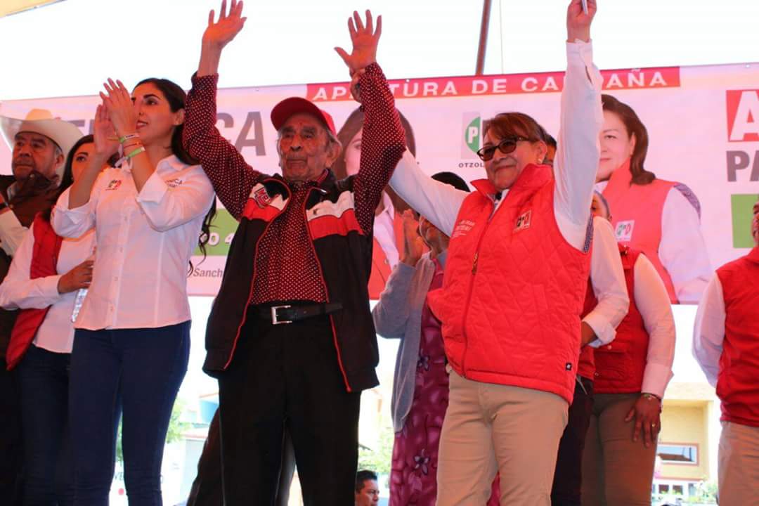 AnaMariaPatoni's tweet photo. ¡Gracias a todos los que me acompañaron al inicio de este proyecto! 
Con la ayuda de todo #Otzolotepec ganaremos y como lo mencioné; trabajaré con responsabilidad por y para ustedes, siempre dando #ValorAMiGente https://t.co/3f2PVB7o4J