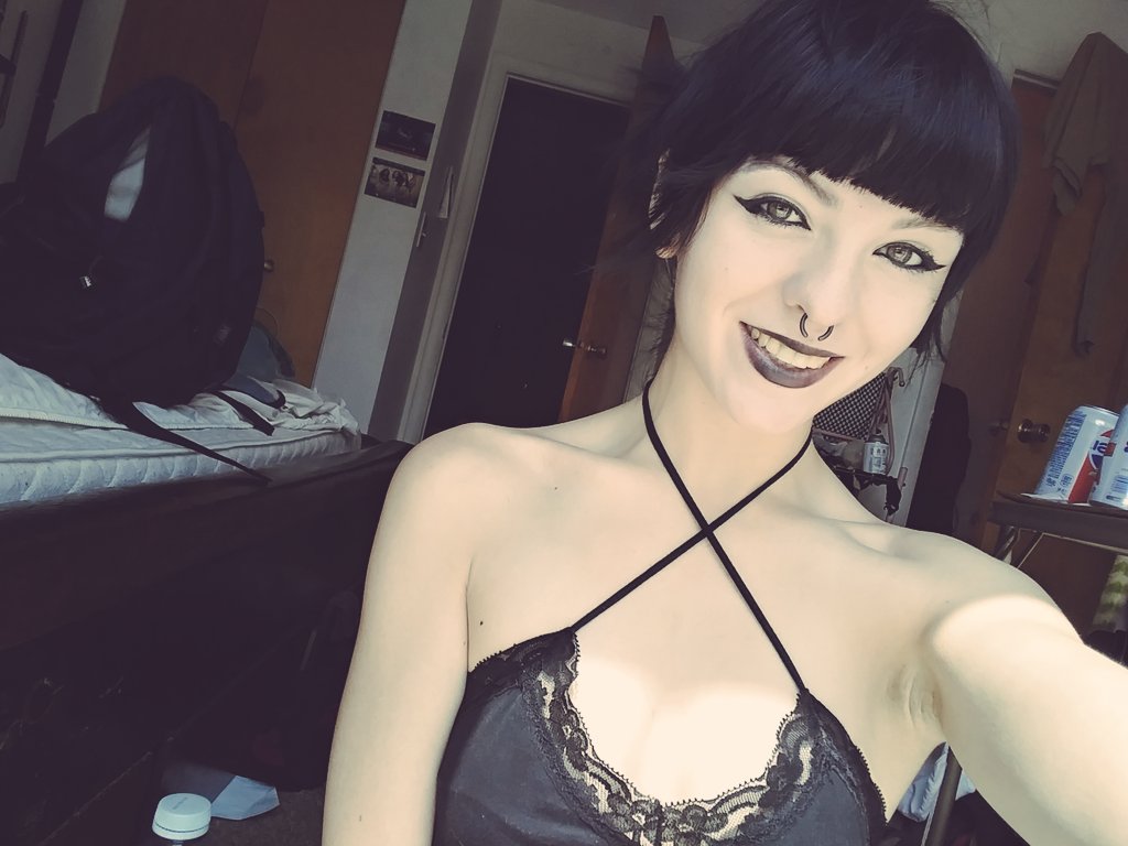 crossXsavage's tweet photo. #newhair #frontbangs #pigtails #cute #palegirls https://t.co/Vrac40ldCV