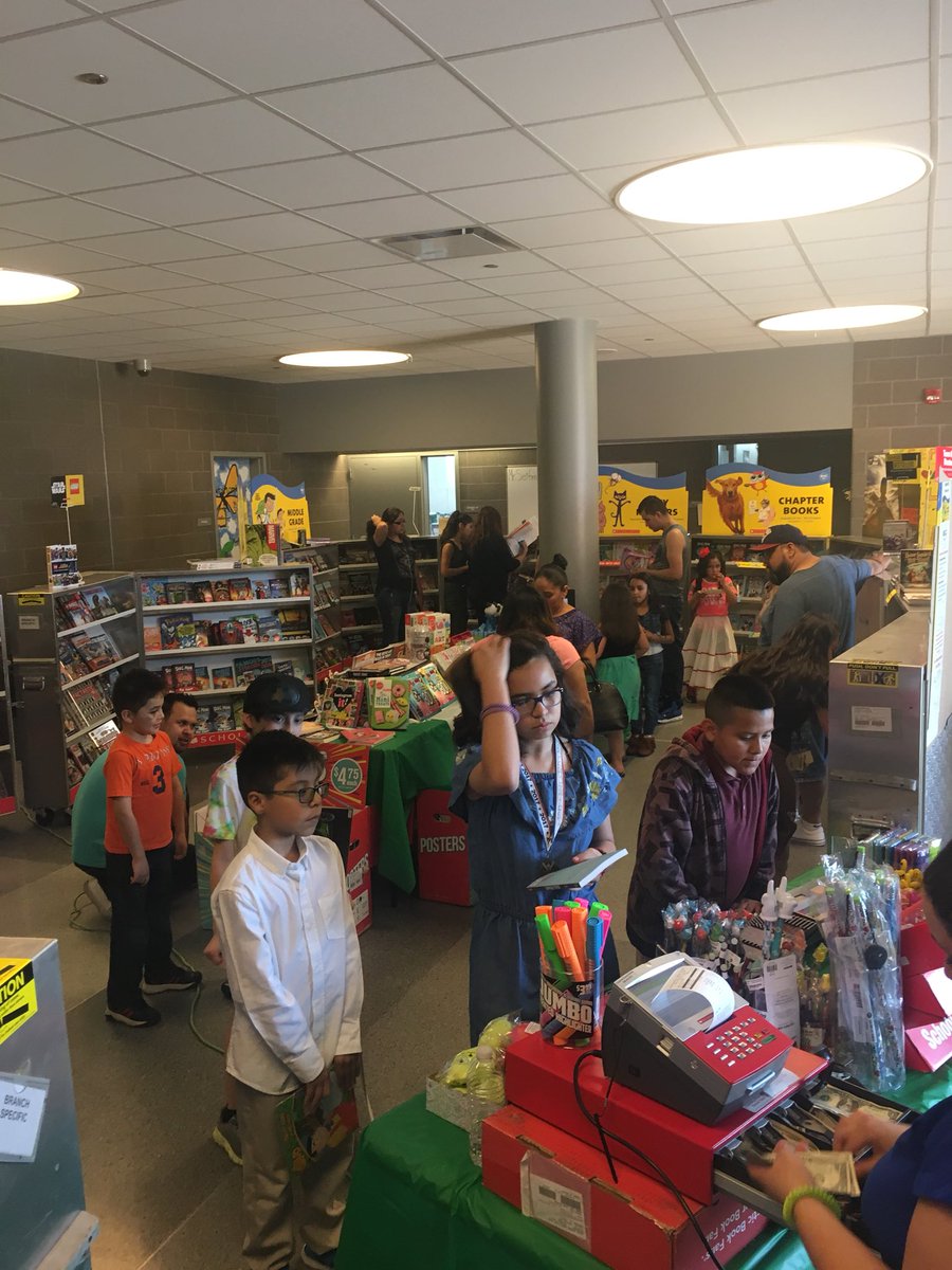 PrietoAcademy's tweet photo. #startastic Inquiry and Multicultural Night happening now! @ChiPubSchools https://t.co/zieg4UzHqv