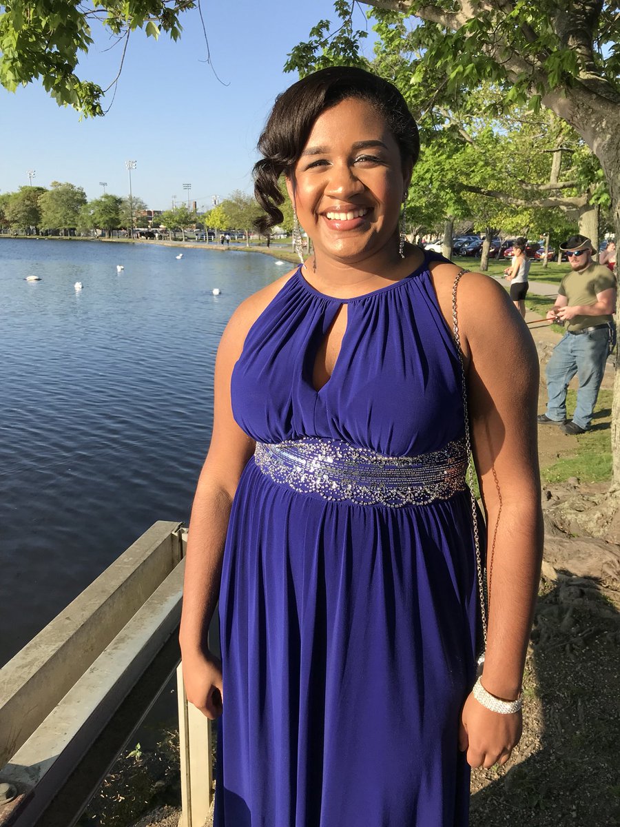 WeeksCaryn's tweet photo. My beautiful girl on her prom night #ashleynicole #bestfriends https://t.co/DebmJneM9n