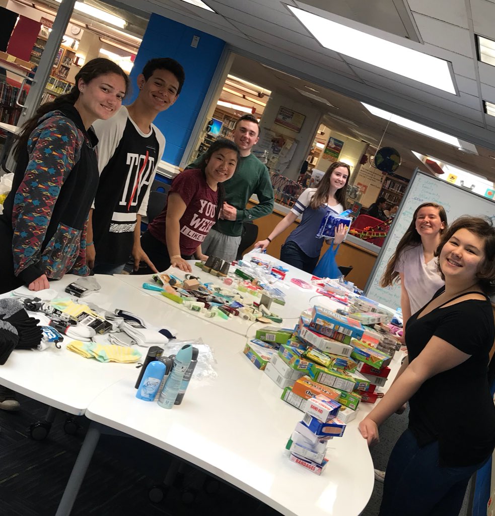 MrsC_RudnetMHS's tweet photo. Way to go Mineola H.S. Junior Miranda Bradley for leading this wonderful group of our students! She is collecting toiletries and socks for comfort kits benefitting the homeless of NYC.The collection will go on until the end of the year. Please donate! @mineolahs https://t.co/VjefUtNEJ8
