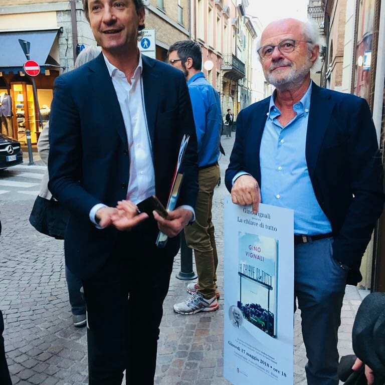 solferinolibri's tweet photo. Un grazie particolare ad #AndreaGnassi, sindaco di Rimini, a @Carlo__Vanoni per la sua lectio magistralis sull'arte, al #CinemaFulgor di Rimini e a tutti gli amici lettori che sono venuti a trovarci per la serata di presentazione de #LaChiaveDiTutto di #GinoVignali #cinema #libri https://t.co/qFBzexIQNT