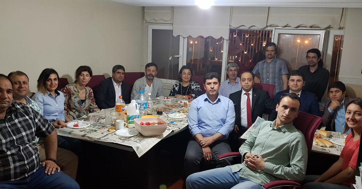 Sıhhiye de bulunan Seçim Koordinasyon Merkezimizde ekibimizle birlikte iftar yaptik. Çalışmalarla ilgili genel değerlendirmelerde bulunduk.