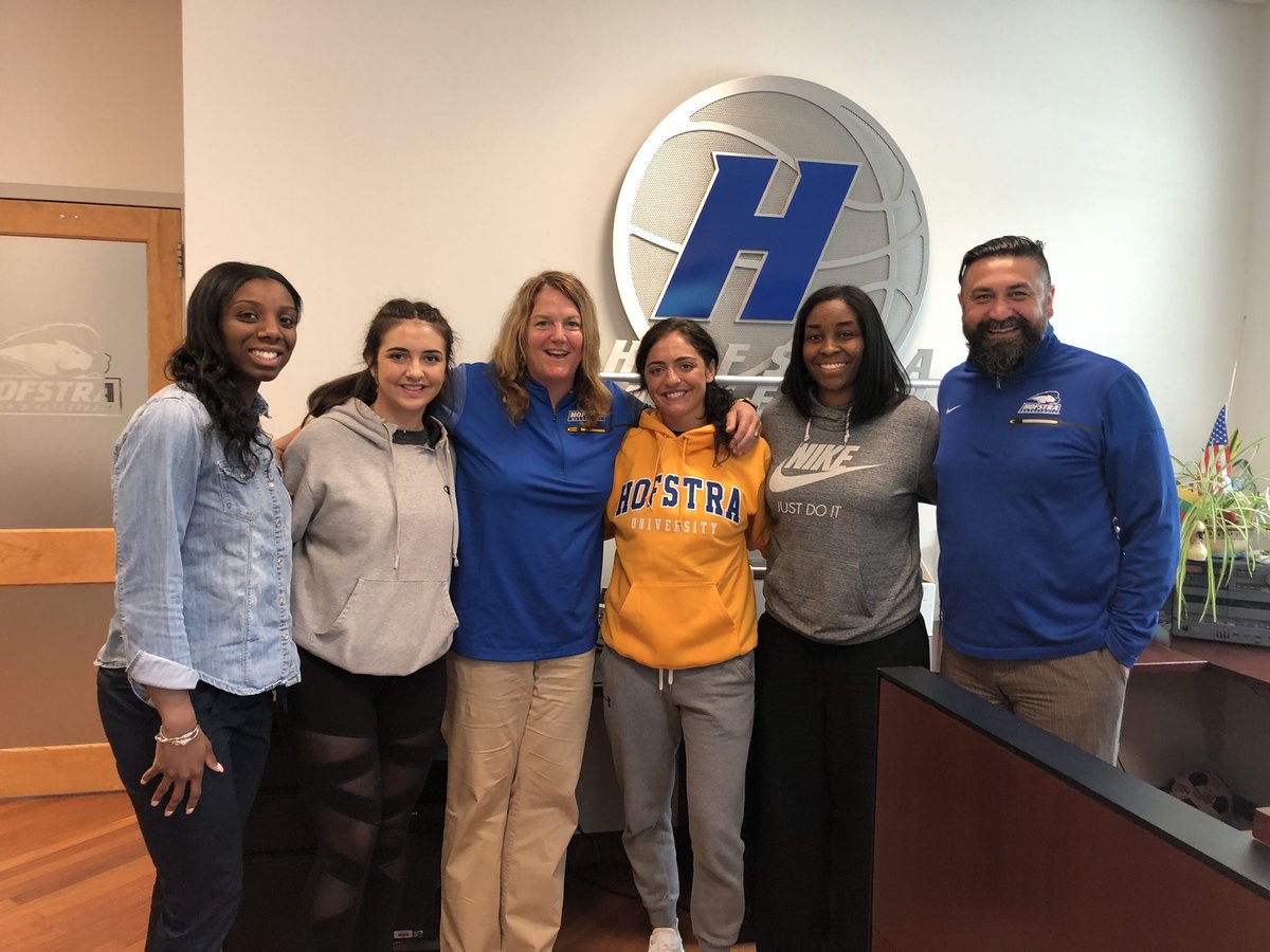 mariacerro4's tweet photo. so excited and appreciative to receive an offer from @HofstraU Thank you!!!😊 #hofstrapride @WPABruinsAAU @BP_BlackHawks https://t.co/mrffna0CPE