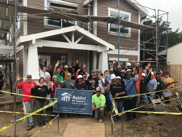 HabitatLA's tweet photo. #TBT Last month we hosted our first #BelovedCommunity build event in #LongBeach in honor of #MLK50. We were honored to have Councilman Dee Andrews join our amazing Long Beach Faith Coalition volunteers! #BuildingInFaith Thank you @councildeeπ https://t.co/4WK9iWFyXe