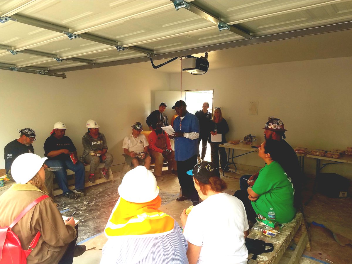 HabitatLA's tweet photo. #TBT Last month we hosted our first #BelovedCommunity build event in #LongBeach in honor of #MLK50. We were honored to have Councilman Dee Andrews join our amazing Long Beach Faith Coalition volunteers! #BuildingInFaith Thank you @councildeeπ https://t.co/4WK9iWFyXe