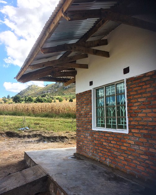 inspire_malawi's tweet photo. #OscarsLibrary is nearly complete. Pointing and painting finished, next comes the decoration! @worthschool @fonthillcharity @Hastings_School @RaisingMalawi @NatGeoEducation https://t.co/xMmxwqsw37