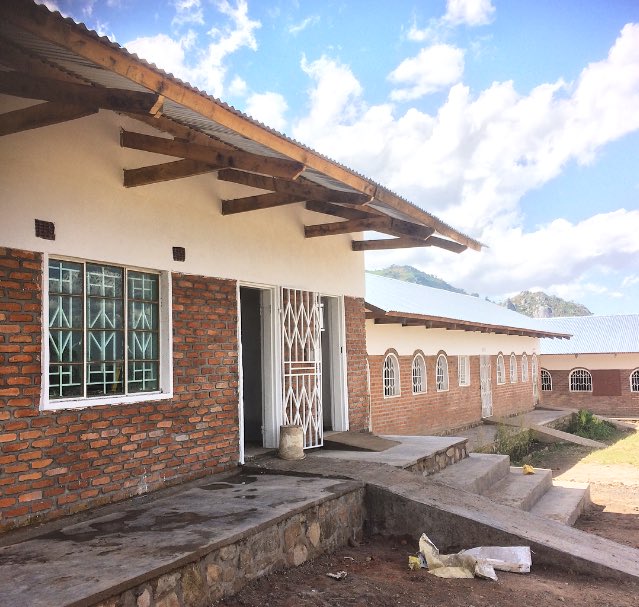 inspire_malawi's tweet photo. #OscarsLibrary is nearly complete. Pointing and painting finished, next comes the decoration! @worthschool @fonthillcharity @Hastings_School @RaisingMalawi @NatGeoEducation https://t.co/xMmxwqsw37