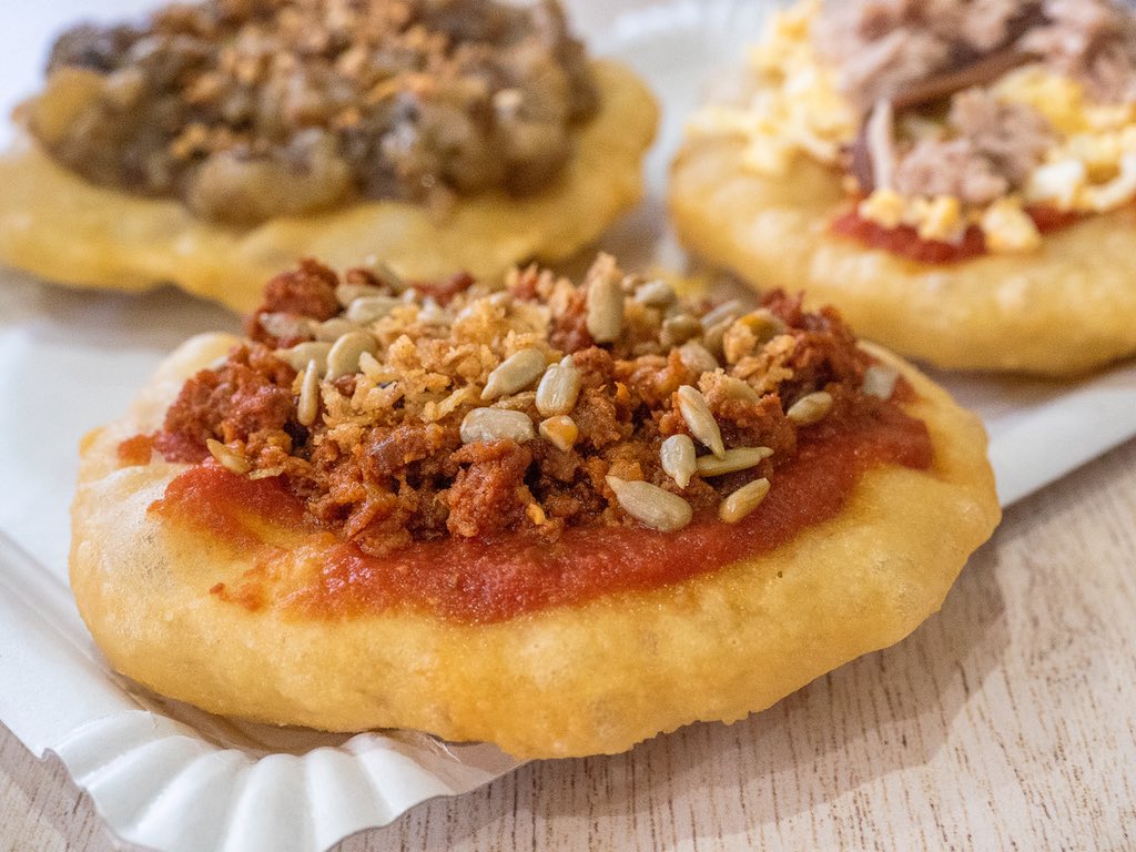 EstiloVidaMed's tweet photo. COCA DEL FORAT

Dora, del food truck La Coquería, dio una clase magistral sobre la coca, su historia y distintos tipos en #AlicanteGastronomica. Además hizo cocas típicas de la #MarinaAlta para que probase la gente

#alicante #foodtruck #marinaalta #streetfood https://t.co/Ua8k4H5WeA