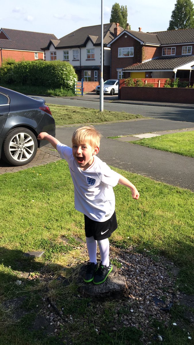 johnbuckley1979's tweet photo. Ellis Buckley Age 5 : zero caps @England @Everton https://t.co/Pm39aSmg48
