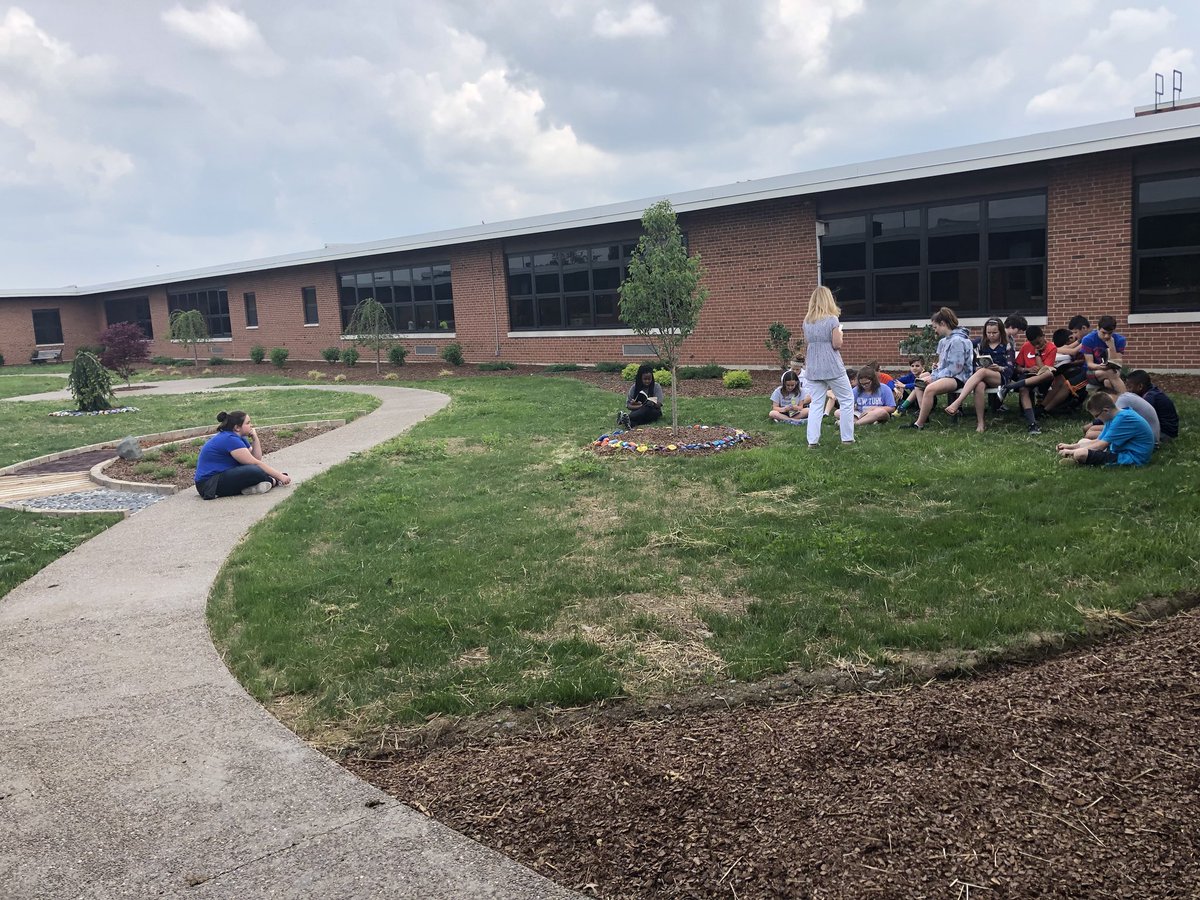 HWESPatriots's tweet photo. Finally!!!!! Our students out enjoying our courtyard ❤️#WEareLakota #PatriotPride https://t.co/XQadHp9hsy