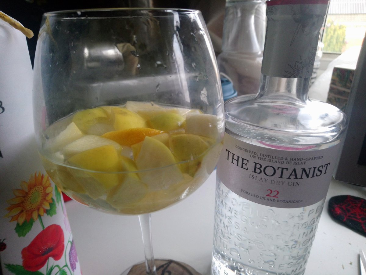 MostlyaWizard's tweet photo. 2 weeks ago I prophesied that one day I'd try this gin and low and behold that day has come to fruition! #fakesaturday #ginoclock https://t.co/o9iZHmlNrv