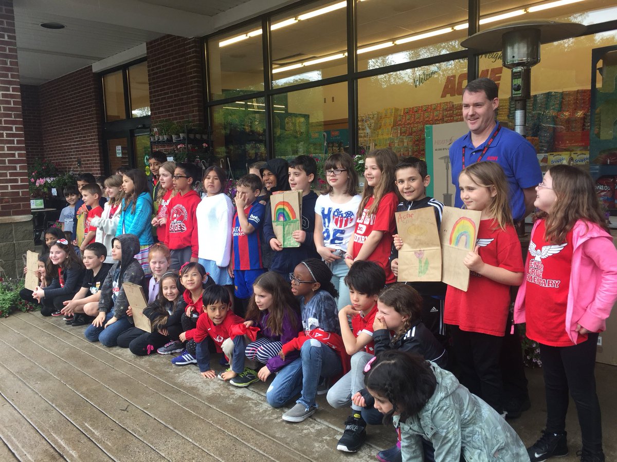 CGgrade2's tweet image. Spreading kindness throughout Randolph today, putting smiles on faces. @CenterGroveES