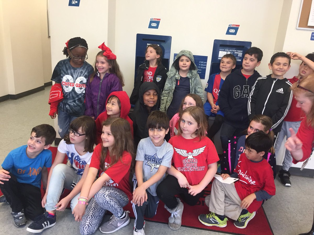 CGgrade2's tweet image. Spreading kindness throughout Randolph today, putting smiles on faces. @CenterGroveES