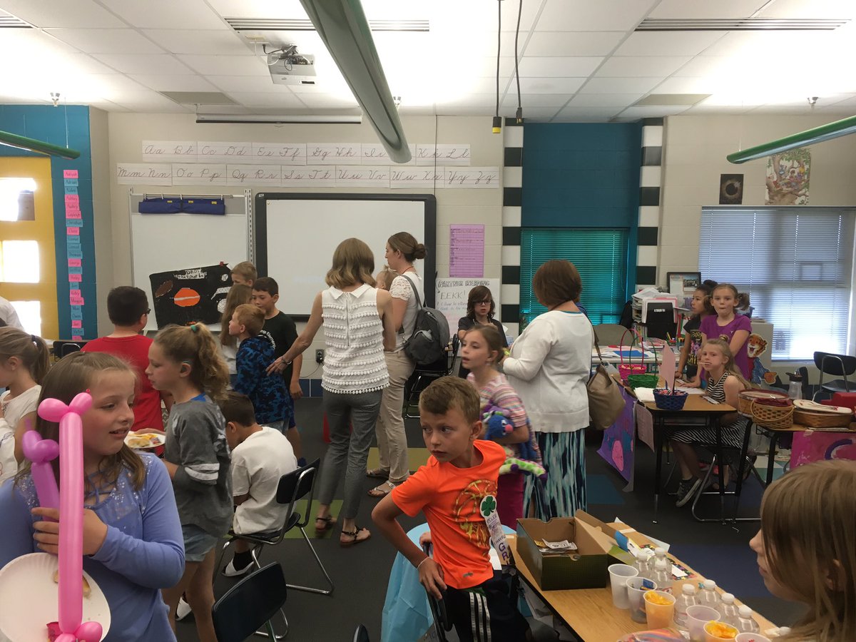 SSESROCKS's tweet photo. 3rd grade students @SSESROCKS learning Math and economy lessons by selling items during the Galleria and figuring out their profits! #engaginglesson. https://t.co/CMFV7wLQaG