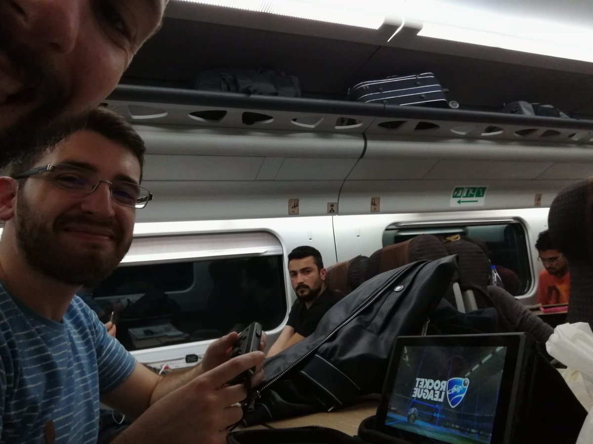 n_sanitate's tweet image. Al #DataDriven2018 ci si prepara così #DDI2018 con @FrancescoKujaku