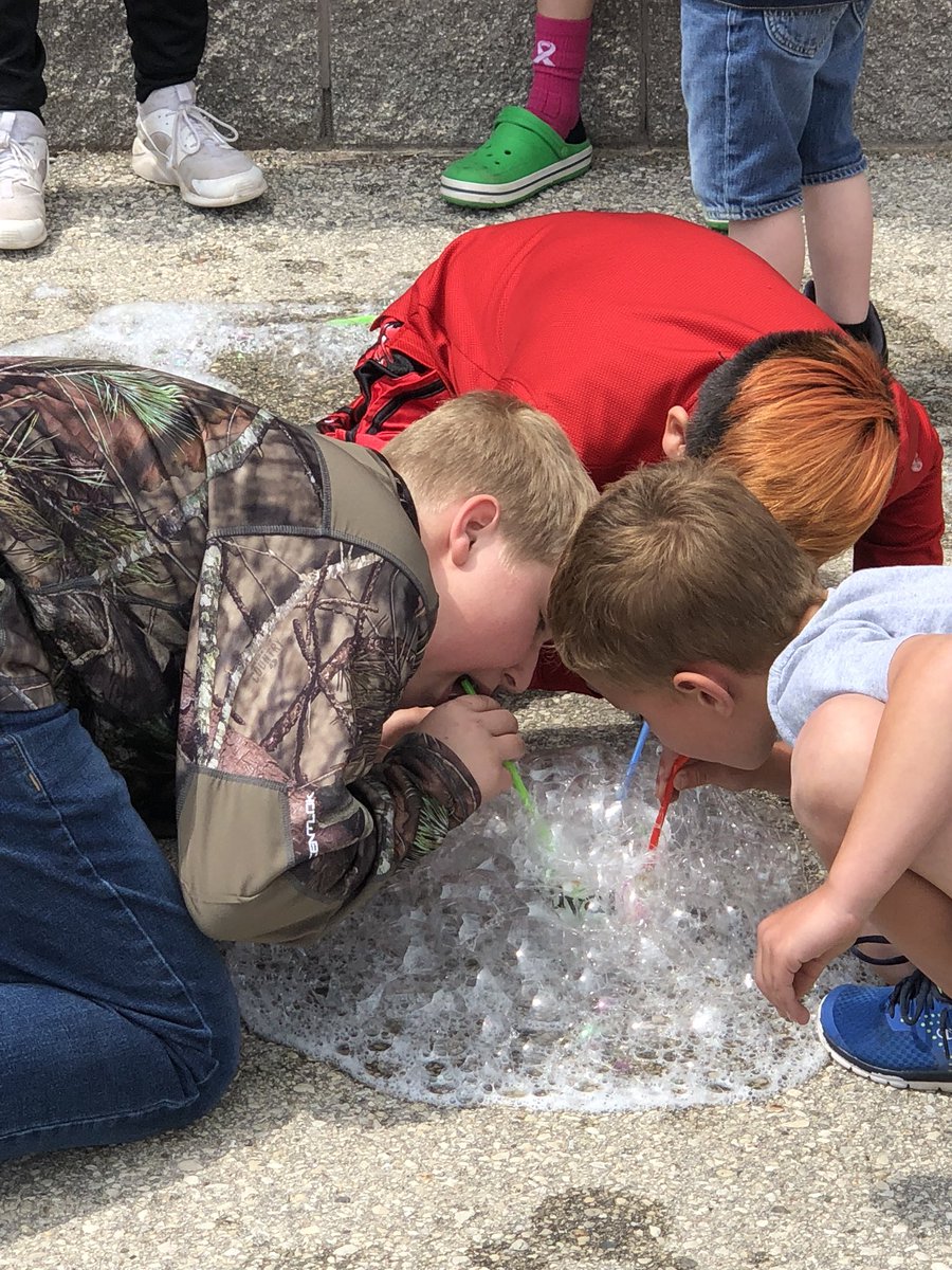 Faase608's tweet photo. Our 6/7 block had a blast at our buddies today. We read the book Bubble Bubble and then we made our very our bubblemakers @MrsAustinKinder #wdppride #rockonwestwood @WDPWestwood https://t.co/D5jYSdSnhP
