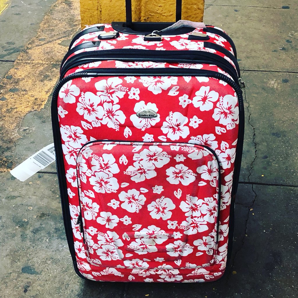 ShakesBears's tweet photo. Headed to ACD Playspace with 4 puppets, 2 backdrops, 1 puppet stage, and a whole lot of crafts. Who knew so much fun could fit into one weird bag? #keepitweird #puppets #Shakespeare #shakesbears https://t.co/CevIpnlMxt