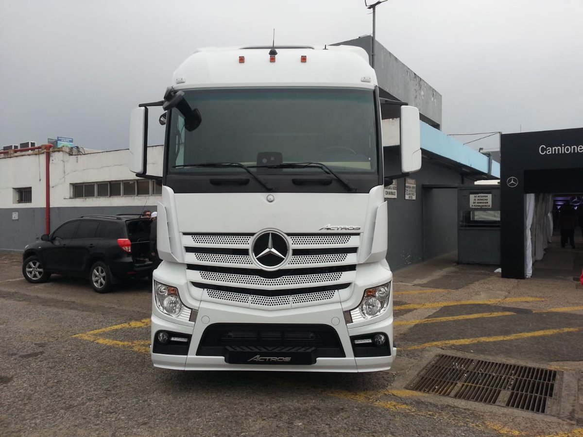 authaedo's tweet photo. 🔈New Actros + Arocs 🔉
Hoy en el Autodromo vivimos una mañana a pura novedad! Conoce lo nuevo de Mercedes-Benz .
.
.
.
.
#AutomotoresHaedo
#Authaedo #MercedesBenz #Arocs #NewActros #autodromo #presentacion https://t.co/kHmWcE62mS