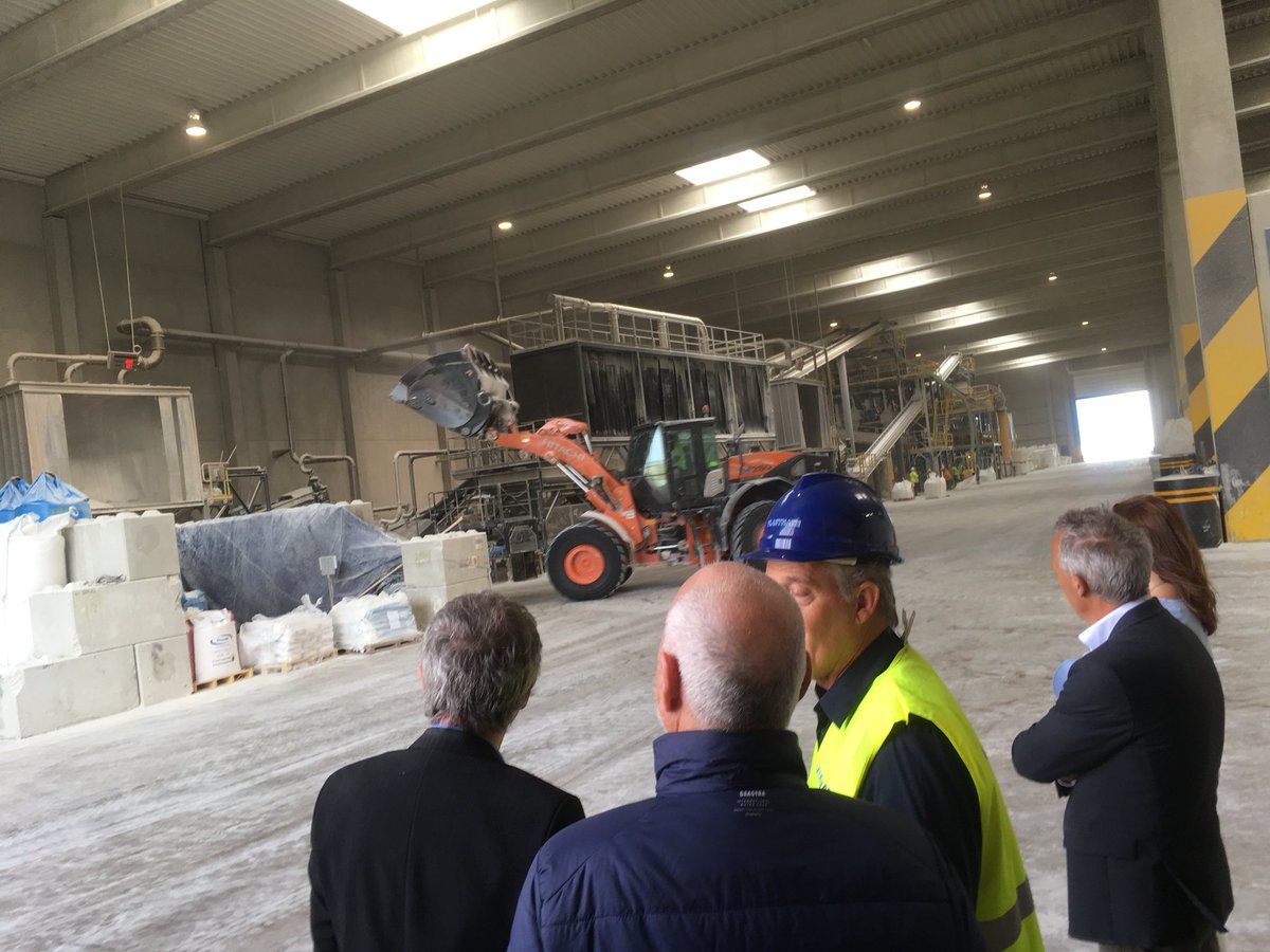 Johanbres's tweet photo. Netwerkevent met @ZPPC: bezoek aan #Vlaeynatie, opslagtanks voor suiker en vlaksilo’s voor meststoffen. 
Ontwikkeling #NorthSeaPort op #AxelseVlakte #Terneuzen
Dank aan #ZPPC https://t.co/BhyDNiXvW4