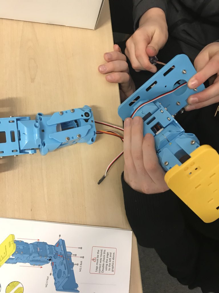corstorphineps's tweet image. P7s are using their fine motor skills to assemble Joe! #MartyRobot #MartysCodingParty18 #NDLW2018 @DigitalCEC