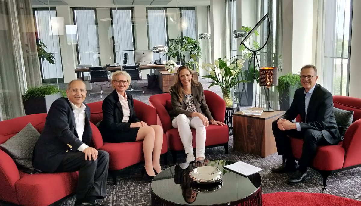 UrsBolt's tweet photo. Toller Panel über die Bedürfnisse von und moderne Angebote für Privatinvestoren in der #ImmoYou-Lounge heute Nachmittag.

Danke @Bettina_Stach, Nathalie Buschor und @LucatelliA! https://t.co/q2Y6upQOPM
