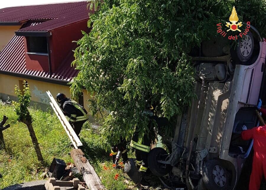 vigilidelfuoco's tweet photo. #LameziaTerme (CZ) #17mag, un’automobile si ribalta in Loc. Piano Luppino fermandosi sulla parete di una casa: i #vigilidelfuoco estraggono i due occupanti per affidarli ai sanitari #salvataggiquotidiani https://t.co/wEzyUDO6NL