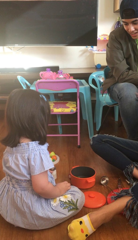 ATMayWard's tweet photo. Mameh &amp; Dadehh playing with Scarletsnow 👶 

@mor1019 #MORPinoyBiga10 BMG by Edward Barber https://t.co/FycIAlmYbC