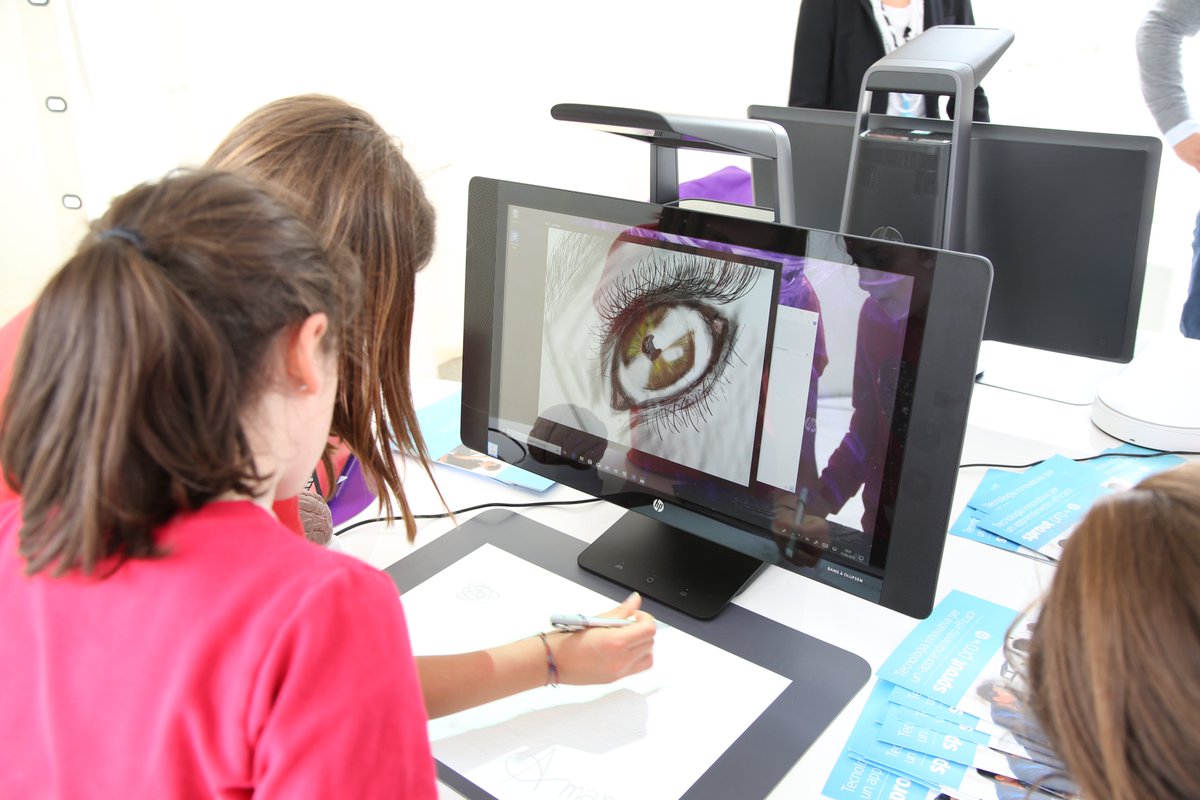 microsoftitalia's tweet photo. Protagonista del Digital Park a #EduDay anche @HP_Italia: con i suoi dispositivi #Windows10 i più giovani possono esprimere la loro vena artistica. https://t.co/rhTV0wPIe0