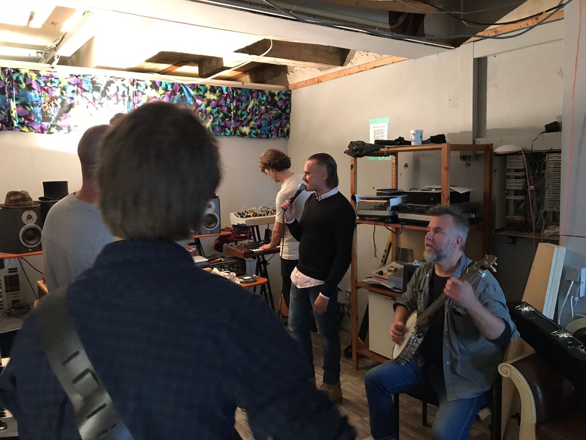openrotterdam's tweet image. Bijzondere samenwerking rapformatie #DeLikt en Bluegrass band #Leadbeaters. Wij mochten woensdagavond bij de repetitie aanwezig zijn. Benieuwd naar de video, houd morgen onze social media kanalen in de gaten! @rdam_bluegrass #bluegrassfestival #openrotterdam #open010