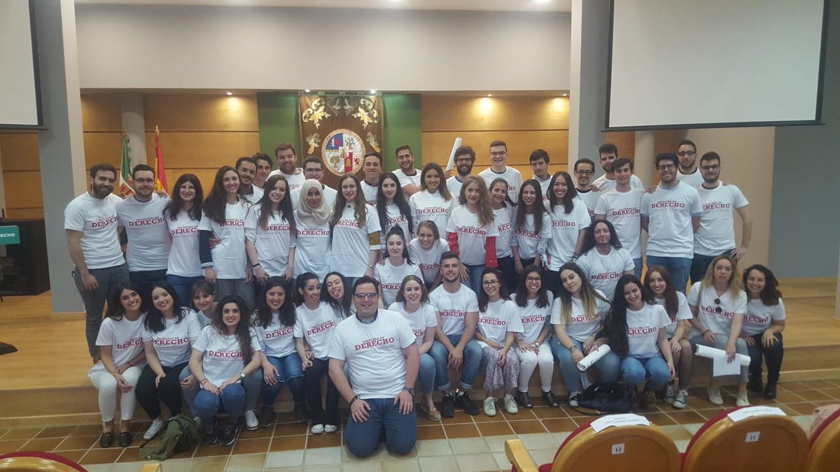ZonaUEx's tweet photo. Los graduados de #Derecho
de la #UEx ya tienen sus 
camisetas.

#camisetas
#Derecho
#UEx 
#somosUEx

Gracias por confiar en Nosotros!! https://t.co/Y1W4uIE5DB