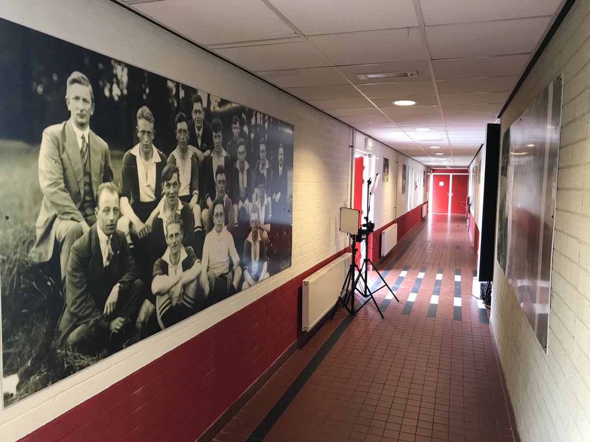 Nu nog rustig in de spelerstunnel! Maar over 1,5 uur gaat het gebeuren bij <a href="/FC_Emmen/">FC Emmen</a> met <a href="/Keesvduyn/">Kees van Duyn</a> namens <a href="/FTScheperpark/">FysioScheperpark</a>  uiteraard weer op de bank !@RTVDrenthe <a href="/LeoOldenburger/">Leo Oldenburger</a> @FOXSportsnl @Ltcemmen