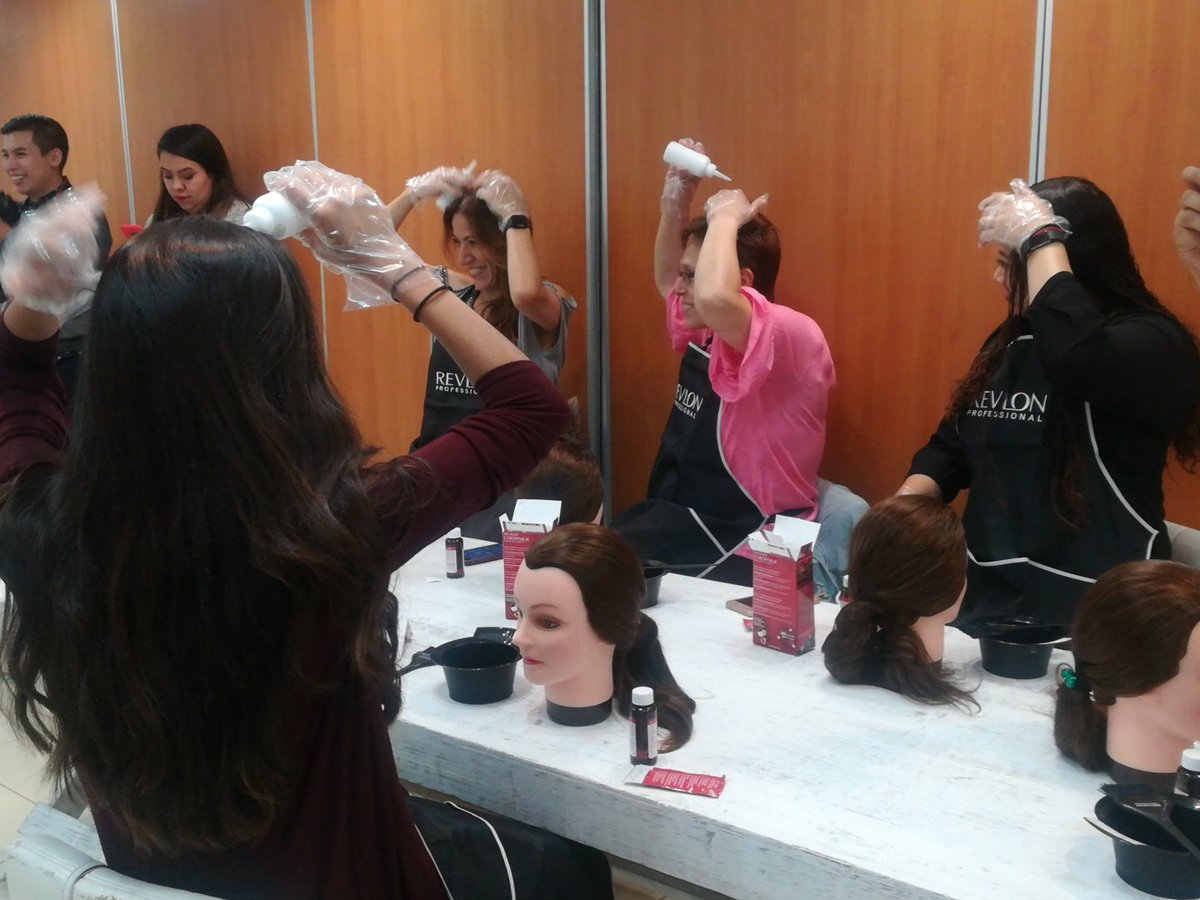 REVLONMexico's tweet image. Al colocar el tinte debes abrir el cabello con ayuda de la pipeta, luego aplicar el producto y finalmente distribuirlo. 💆🏽 #BeautifulColor #RevlonTip