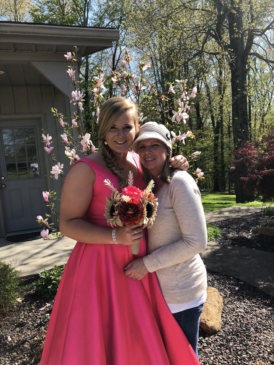 XxxalliegxxX's tweet photo. quick shoutout to mamma g bc today is her last chemo treatment and i couldnt be more proud of her. we have overcome this together and im so so happy to call her my mom. she #neverstoppedfighting. Here’s to a cancer free summer!!!!!💓💓💓💓 https://t.co/elbbv64xP0