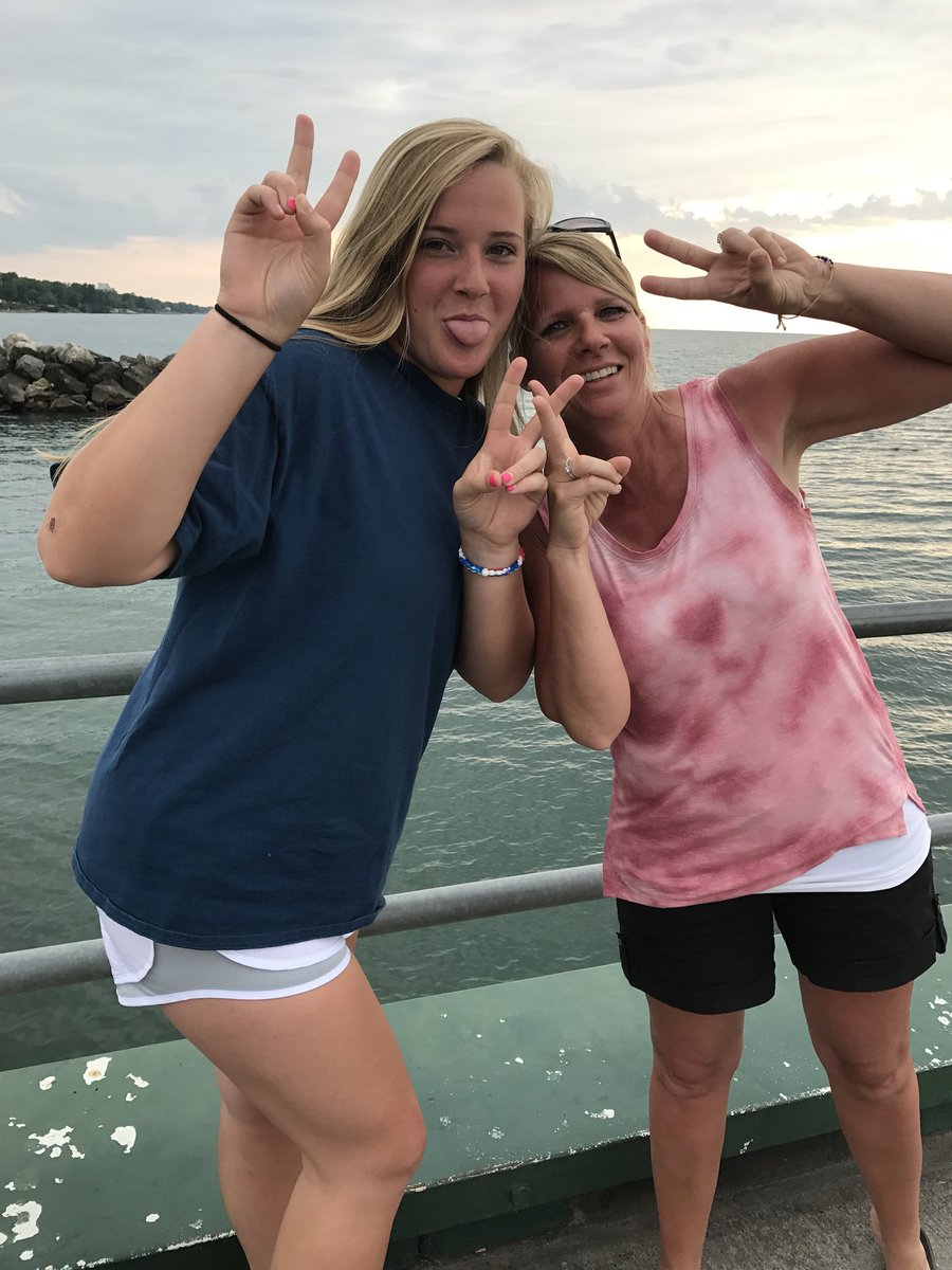 XxxalliegxxX's tweet photo. quick shoutout to mamma g bc today is her last chemo treatment and i couldnt be more proud of her. we have overcome this together and im so so happy to call her my mom. she #neverstoppedfighting. Here’s to a cancer free summer!!!!!💓💓💓💓 https://t.co/elbbv64xP0
